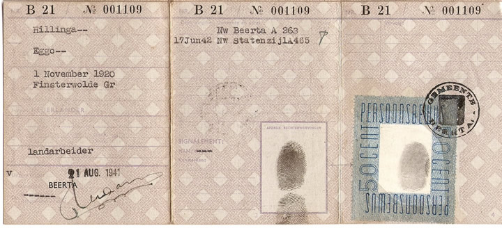 De voorzijde en de binnenkant van het persoonsbewijs van Eggo Hillinga, geboren op 1 november 1920 te Finsterwolde. Het bewijs is afgegeven door de gemeente Beerta op 21 aug. 1941. Op het bewijs zijn duidelijk de verplichte vingerafdrukken te zien. Ten tijde van de uitgave woont hij te Nieuwe Statenzijl A465. De persoonsbewijs is vanaf 15 jaar verplicht.